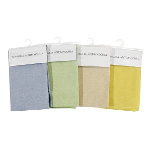 Tovaglie t.b.t. di vari colori, ciascuna confezionata e appesa a un gancio.