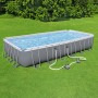 Piscina rettangolare con struttura in acciaio e trattamento dell'acqua su prato verde.