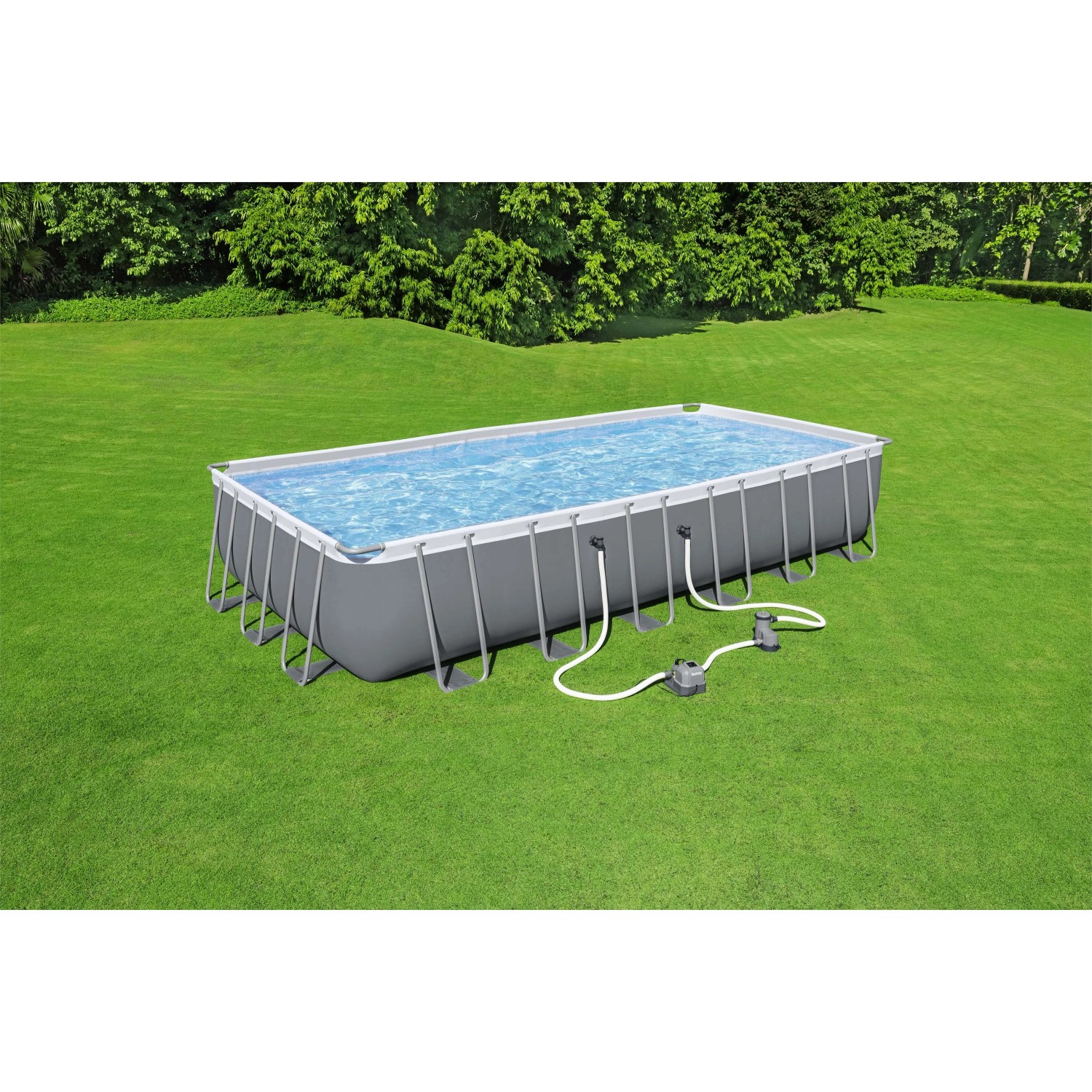 Piscina rettangolare con struttura in acciaio e trattamento dell'acqua su prato verde.