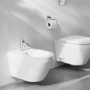Miscelatore bidet monocomando Grohe Dice cromo su bidet sospeso bianco in bagno moderno. Design cubico elegante.