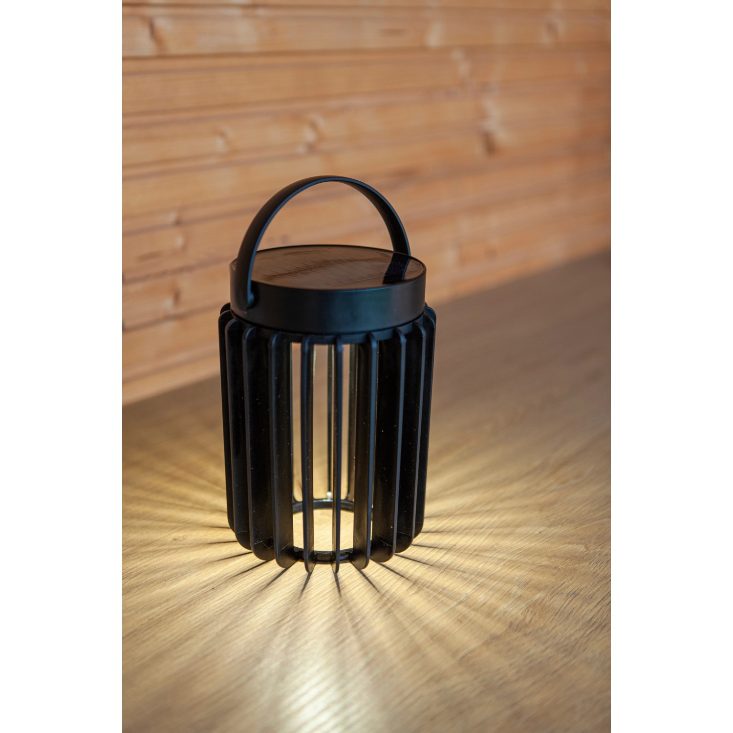 Lampada da tavolo solare a LED Lutec Kozy nera con struttura a griglia e maniglia. Luce solare decorativa per il tavolo da giardino.