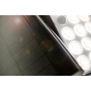 Primo piano della lampada solare a LED Lutec Tuda nera con pannello solare e teste luminose a LED.