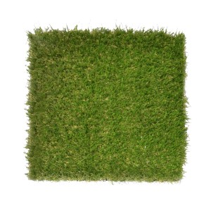 Pezzo quadrato di erba sintetica per pavimentazioni esterne.