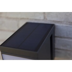 Moderna applique solare t.b.t. per montaggio a parete, corpo grigio.