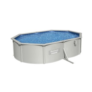 Piscina fuori terra ovale con parete in acciaio e liner interno blu.