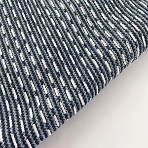 Dettaglio di un tappeto da bagno t.b.t. blu scuro con accenti bianchi.