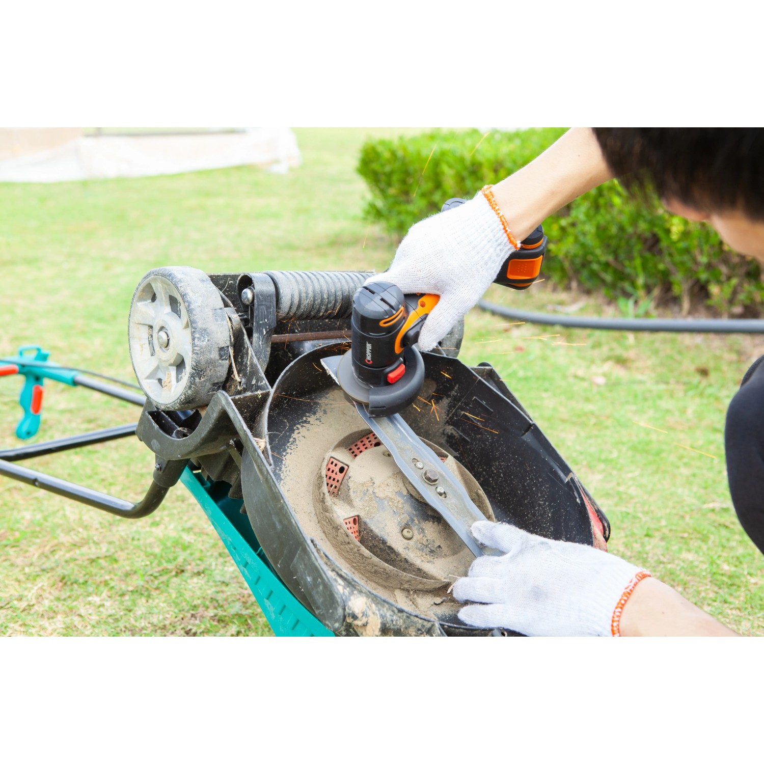 Worx mini smerigliatrice angolare a batteria 20 V WX801.9 in uso per affilare una lama di tosaerba.