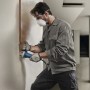 Uomo che leviga la parete con la smerigliatrice angolare Bosch Professional GWS 750-115. Incl. disco abrasivo.