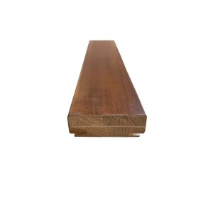 Profilo telaio porta in legno marrone per interni. Dettaglio della struttura del legno.