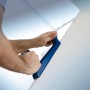 LUX Pialla raspa Comfort in uso: Lavorazione del legno con pialla blu.