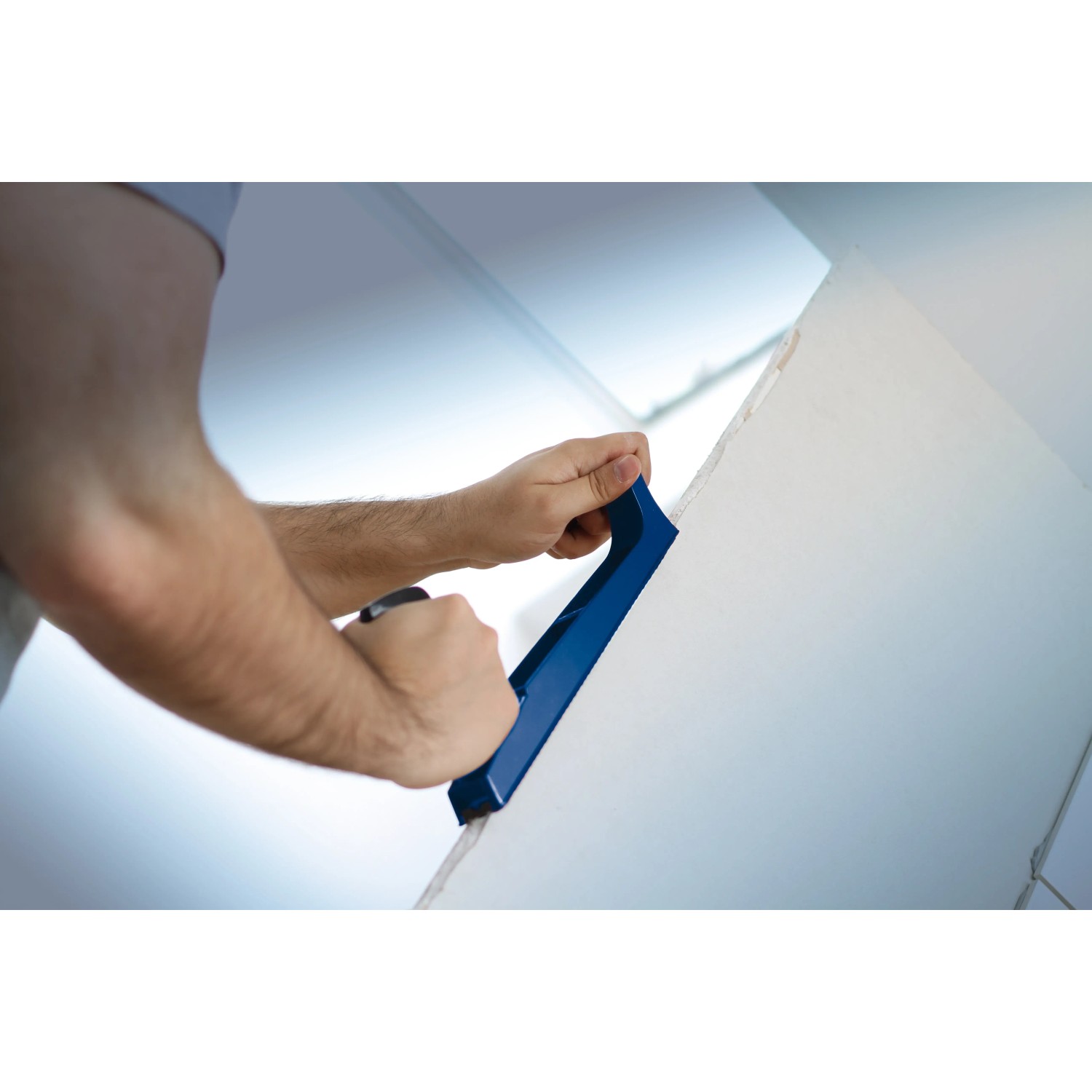 LUX Pialla raspa Comfort in uso: Lavorazione del legno con pialla blu.