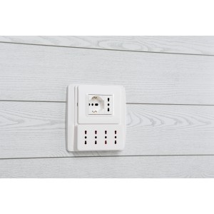 Multipresa bianca t.b.t. con prese Schuko ed Euro su una parete.