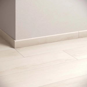 Piastrelle chiare per pavimenti e battiscopa, in coordinato con il design delle piastrelle.