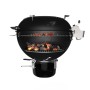 Barbecue a carbone Weber Master-Touch Premium E-5770 nero con cibo e braci ardenti.