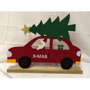 Decorazione natalizia: auto rossa con Babbo Natale, albero e regalo.