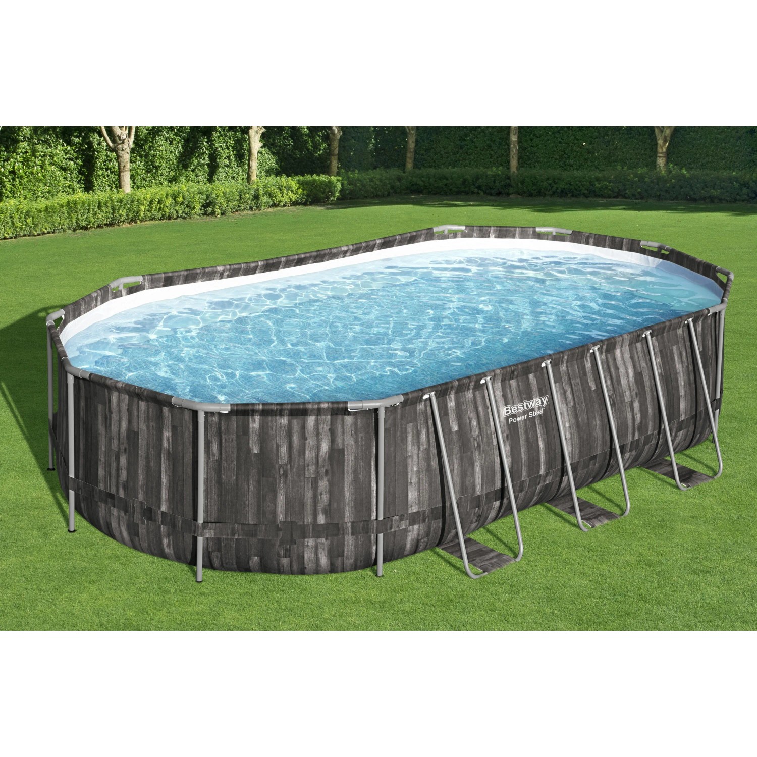 Piscina ovale t.b.t. con effetto legno e telaio in acciaio in giardino.