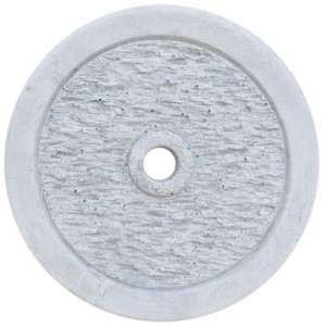 Copertura rotonda grigia per fontane da giardino con foro centrale.