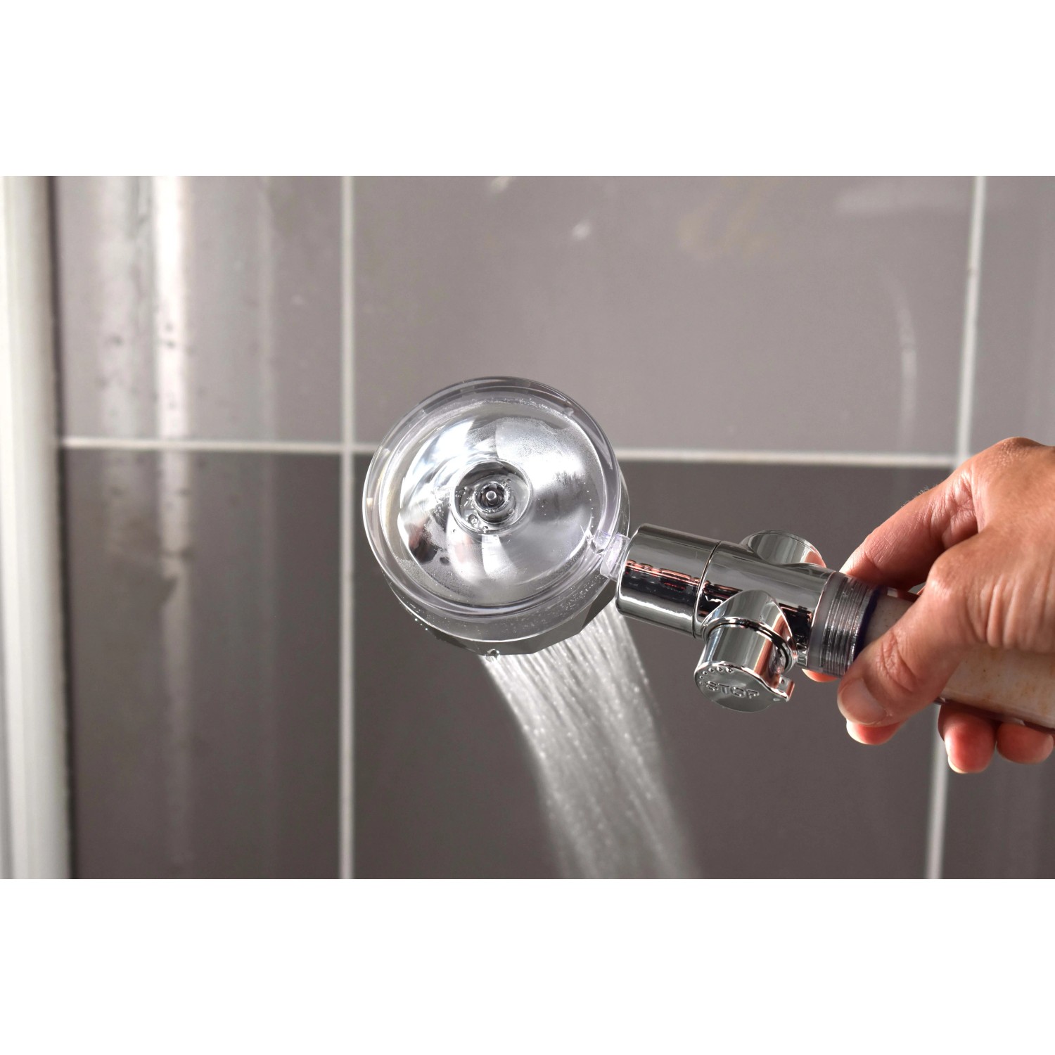 Doccetta t.b.t. con testa trasparente e getto d'acqua in azione.