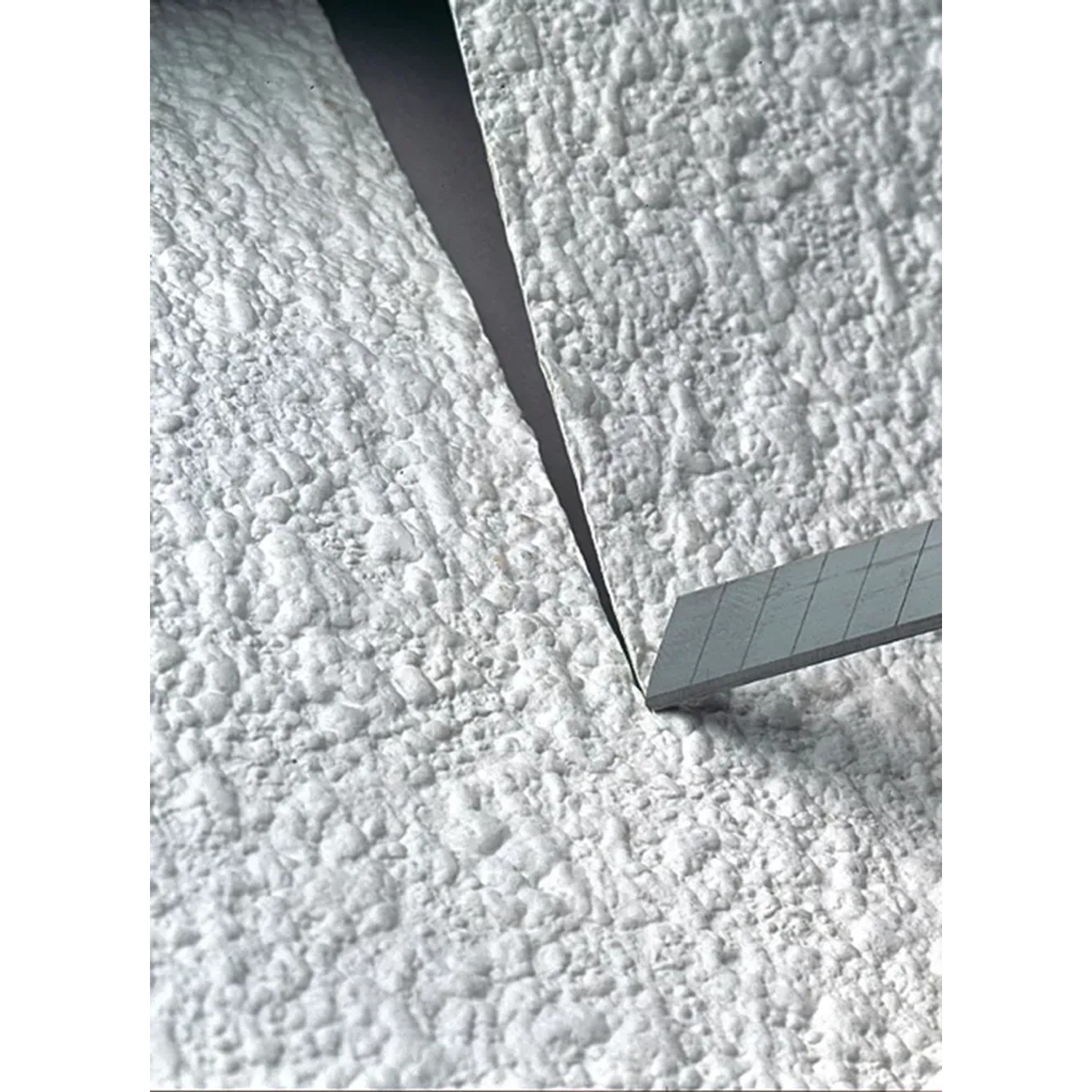 Taglierino LUX 9mm in uso: Taglio di materiale strutturato.