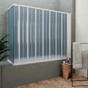 Box doccia con strisce blu e bianche in bagno.