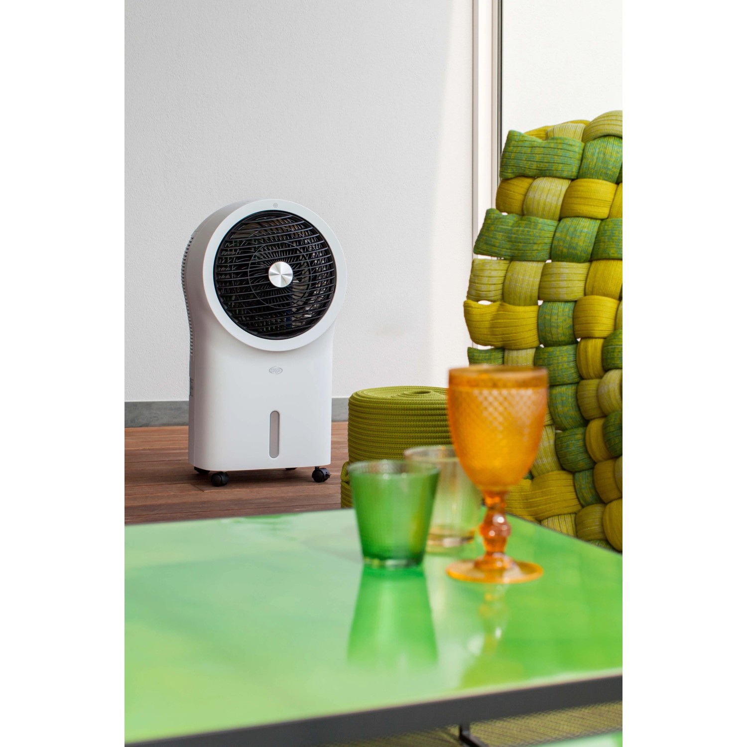 Ventilatore t.b.t. bianco mobile dal design moderno per un clima interno piacevole.
