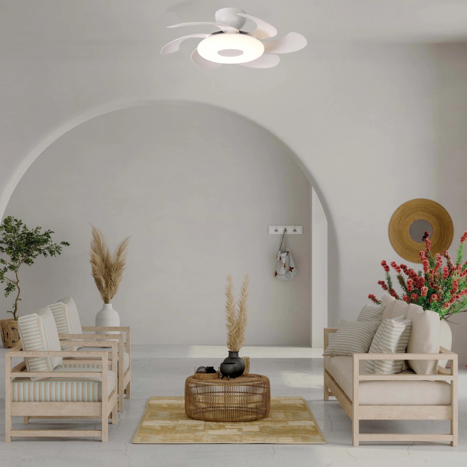 Ventilatore da soffitto bianco con luce LED in un soggiorno moderno.