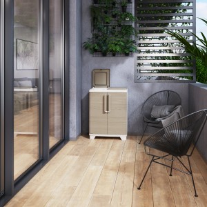 Cestino t.b.t. su un balcone con sedie e parete vegetale.