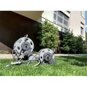 Avvolgitubo grigi t.b.t. per il giardino su prato davanti a una casa.