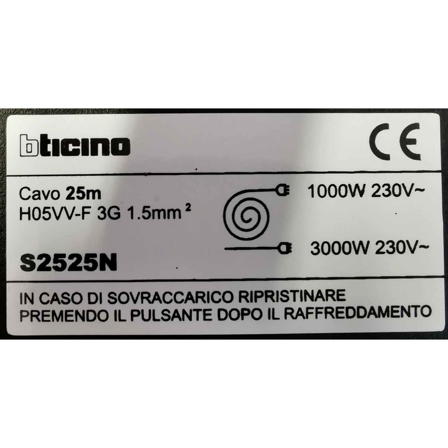 Etichetta di un avvolgicavo t.b.t. con dati tecnici.