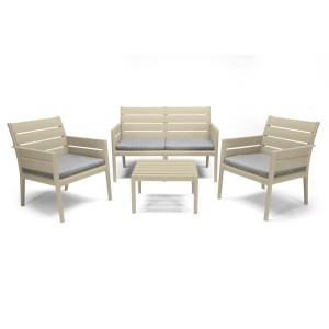 Set di mobili da giardino beige con divano, due poltrone e tavolo con cuscini grigi.
