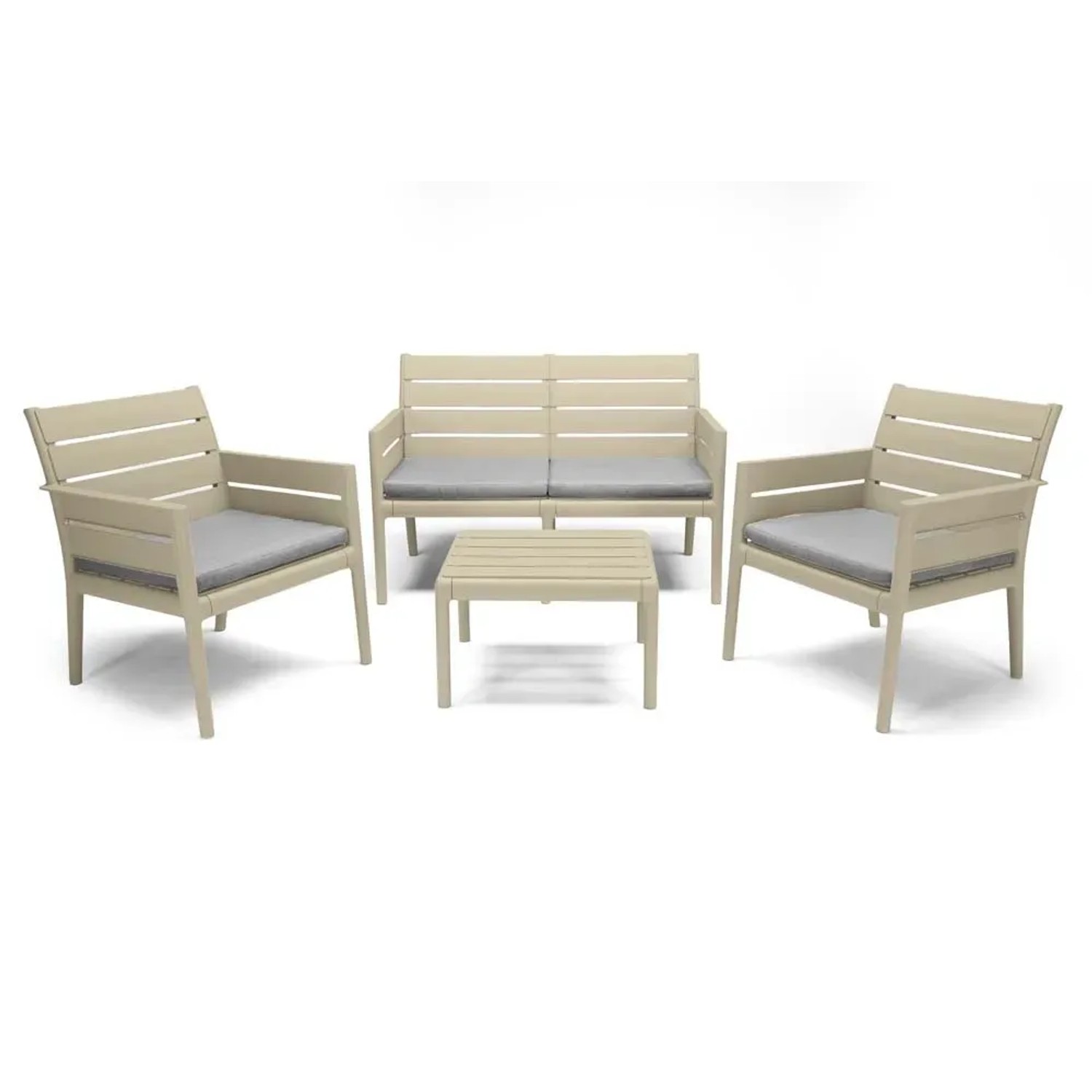 Set di mobili da giardino beige con divano, due poltrone e tavolo con cuscini grigi.