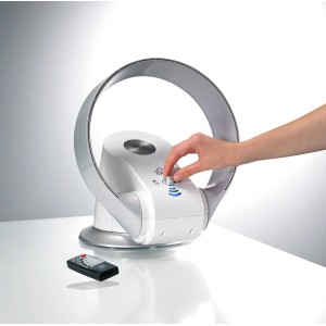 Termoventilatore t.b.t. bianco con anello argentato e telecomando in funzione.