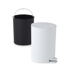 Due pattumiere: un secchio nero con manico, un bidone a pedale bianco. Categoria: Pattumiere.