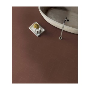 Piastrelle per pavimenti t.b.t. marrone-rossiccio posate in bagno con vasca e accessori.