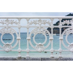 Balaustra decorativa in metallo bianco con vista mare. Categoria: Pitture isolanti.