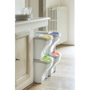 Set di pattumiere t.b.t. con coperchi colorati per la raccolta differenziata.