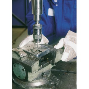 Punta fresa LUX 6 mm in uso per forare metallo in un'officina.