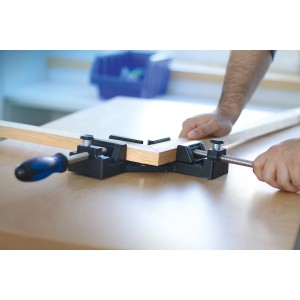 Morsetto LUX 90° Comfort in uso: pezzo fissato con utensile di serraggio. Ideale per angoli precisi.