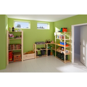 Scaffale angolare in legno OBI in legno tenero nello scaffale, carico di oggetti.