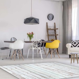 Tappeto moderno in soggiorno con effetto legno.