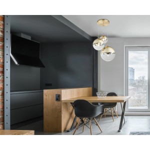 Lampada a sospensione Globo Varus color oro con tre paralumi in vetro sopra il tavolo da pranzo.