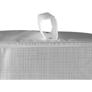Dettaglio del contenitore sospeso con chiusura a velcro per il fissaggio a una barra appendiabiti.