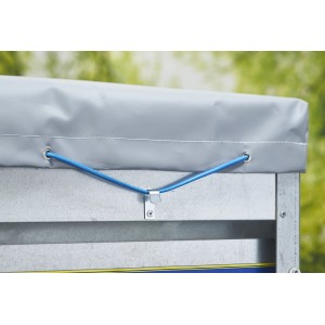 Dettaglio di un telone per rimorchio con cordino elastico blu e gancio a muro.