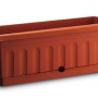 Fioriera rettangolare marrone per balcone.