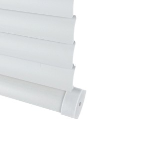 Dettaglio di una tenda veneziana bianca t.b.t.