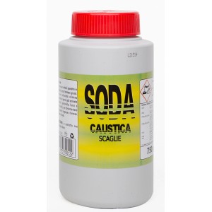 Flacone di soda caustica con tappo rosso ed etichetta gialla. Detergente per la casa.