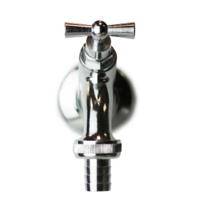 Primo piano di un rubinetto per fontane da giardino color argento lucido.