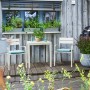 Sedia impilabile Prata color écru con cuscino come arredo balcone, con tavolo su terrazza.