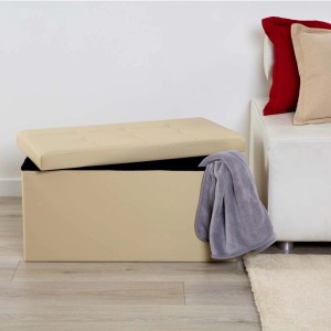 Pouf beige con coperchio removibile e spazio contenitivo.