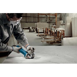 Artigiano che leviga con una levigatrice t.b.t. Utensile per lavori di precisione.